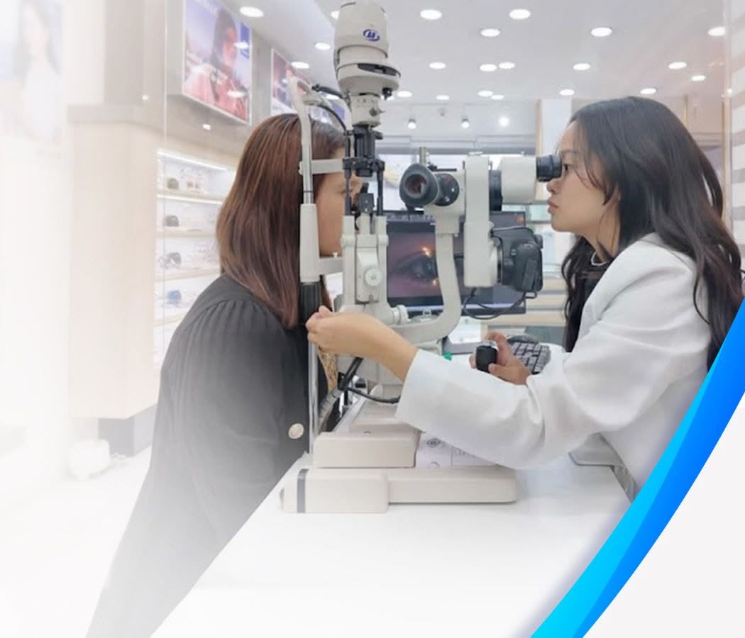 Vision World optometrist conducting an eye examination at the clinic